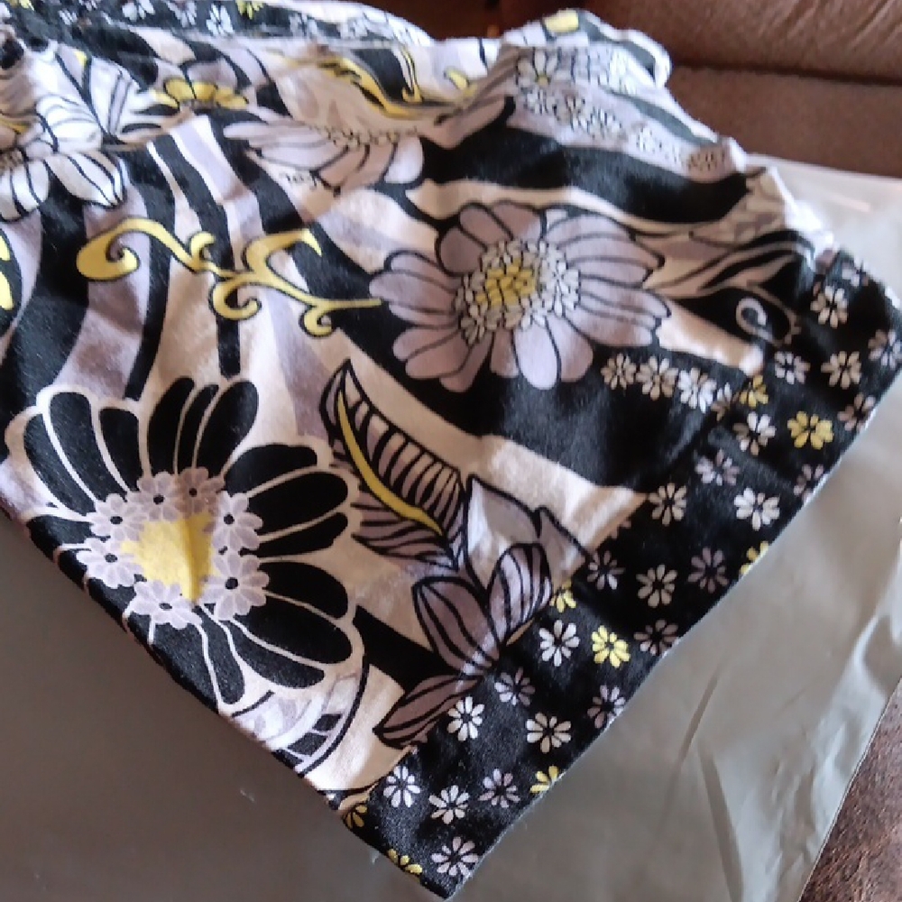 Koi Black and White Floral Tunic - Picture 9 of 9